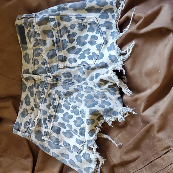 Blank NYC Leopard Print Frayed Hem Jeans Shorts 27 - Picture 4 of 5